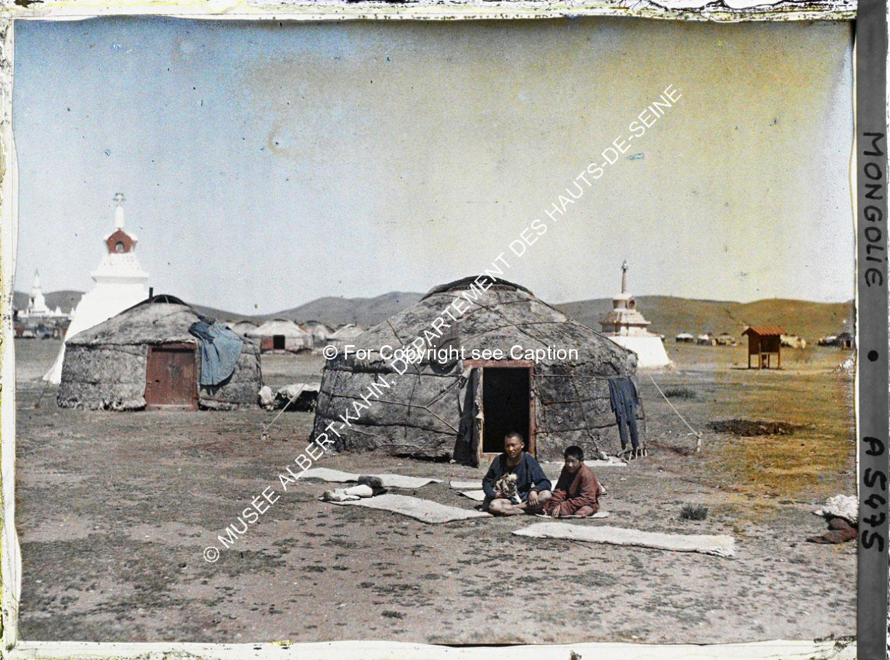 Children in front of yurts and stupas, South-East of Jarankhashar stupa. Musée Albert-Kahn. A5475. P